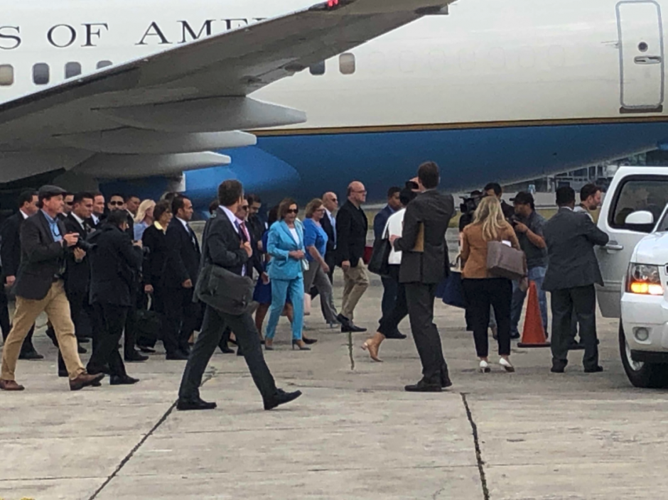 Pelosi encabeza una delegaci&oacute;n de 13 congresistas de Estados Unidos. (Foto:&nbsp;@NickMiroff/Twitter)