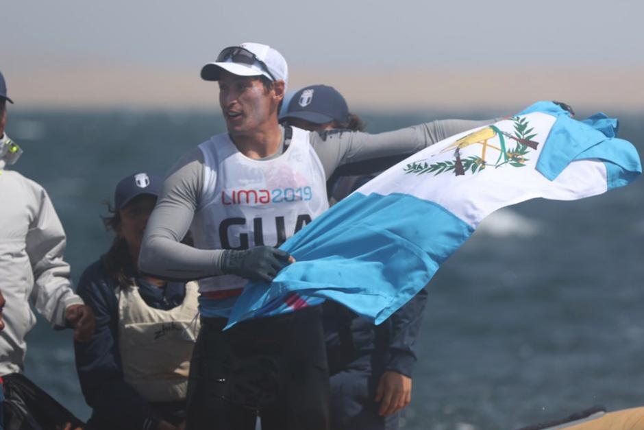 Juan Ignacio Maegli se colg&oacute; la medalla de oro tras la final de la prueba de navegaci&oacute;n a vela. (Foto: COG)