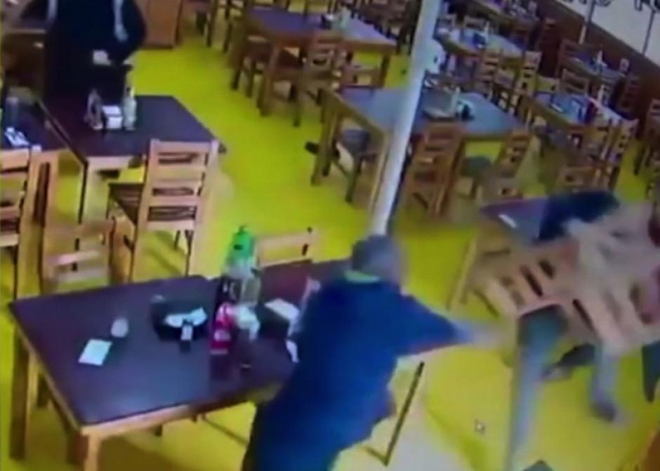 Enfrentan a delincuentes a sillazos (Foto: Captura de pantalla)&nbsp;