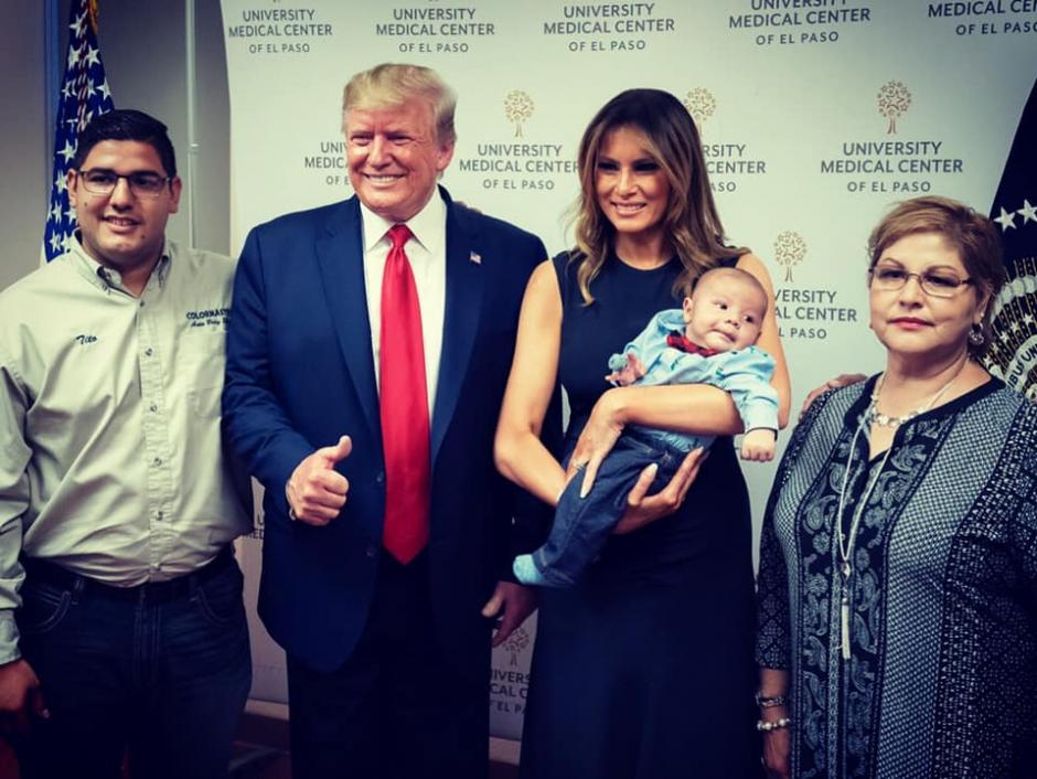 El beb&eacute; de la foto qued&oacute; hu&eacute;rfano durante el tiroteo en El Paso, Texas. (Foto: Melania Trump)