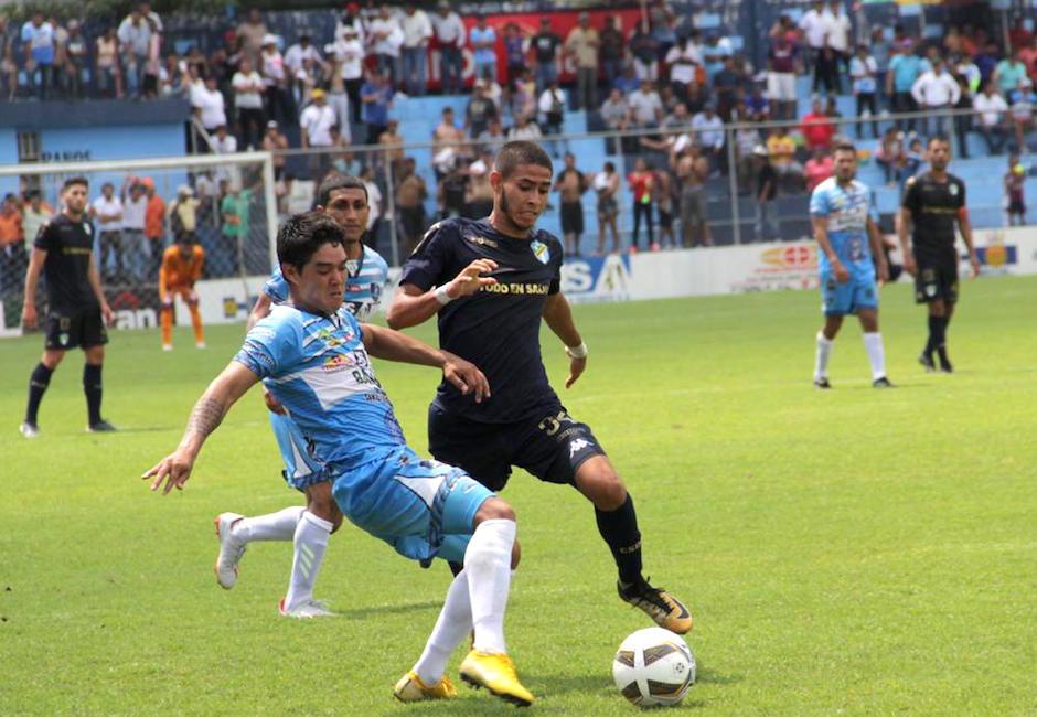 Iván García intenta recuperar el balón en poder de Wilson Díaz. (Foto: Javier del Cid)