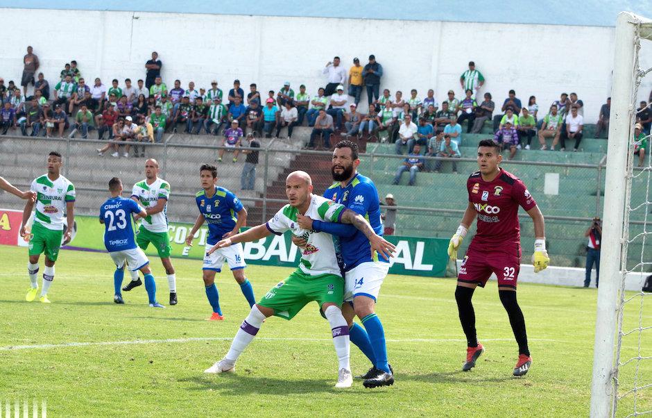 Anllel Porras y Hamilton López esperan por el balón. (Foto: Antigua GFC)