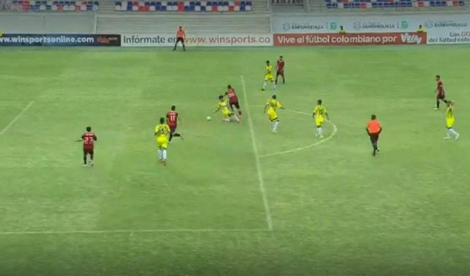 El juvenil futbolista colombiano Ánderson Díaz anotó un gol maradoniano. (Foto: Captura de video)