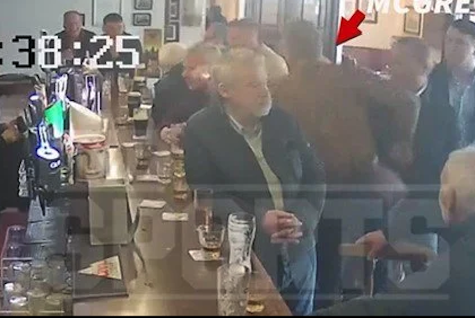 Conor McGregor golpea cobardemente a un anciano en un pub de Irlanda, porque el se&ntilde;or no le acept&oacute; un trago. (Foto: Captura de video)