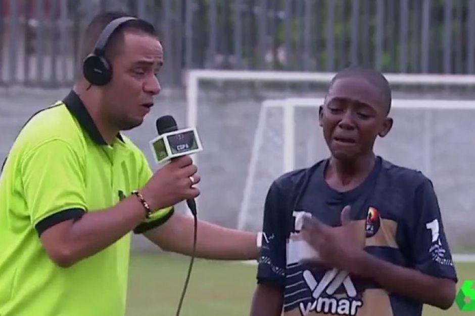Niño enterneció al mundo al dedicar su golazo a su abuela.&nbsp; (Foto: Captura de video)