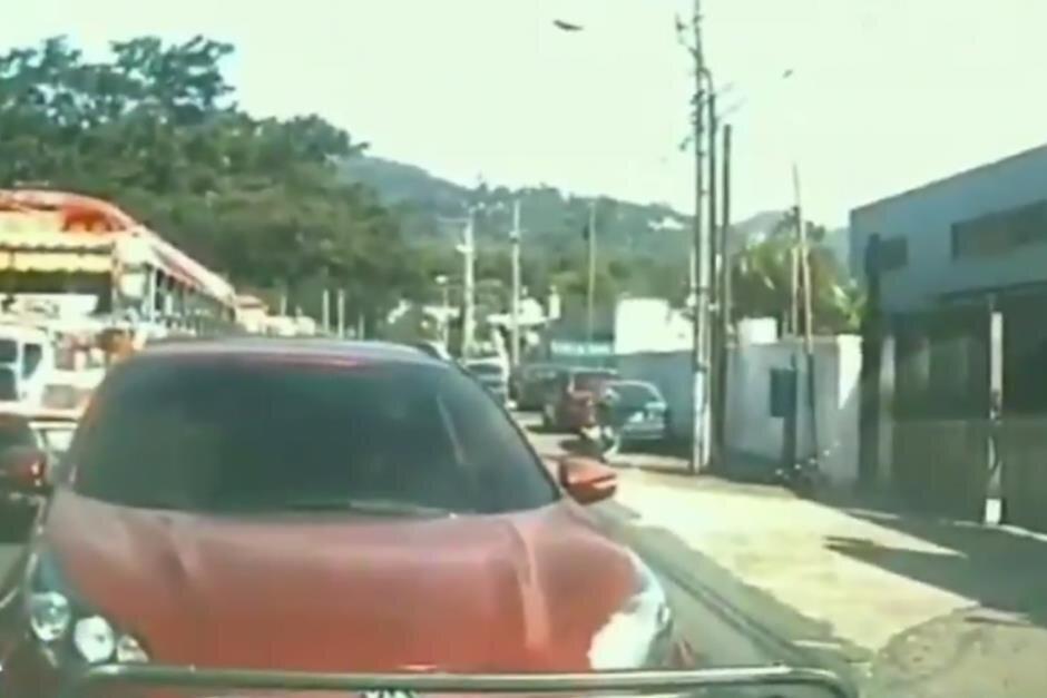 El incidente se registró este miércoles en la zona 6 de Mixco. (Foto:&nbsp;@DashcamGT/Twitter)