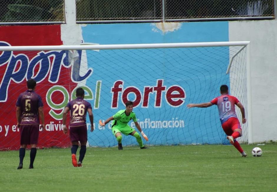 La anotación de Sergio Blancas desde el punto penal. (Foto: Andrés-ADF)