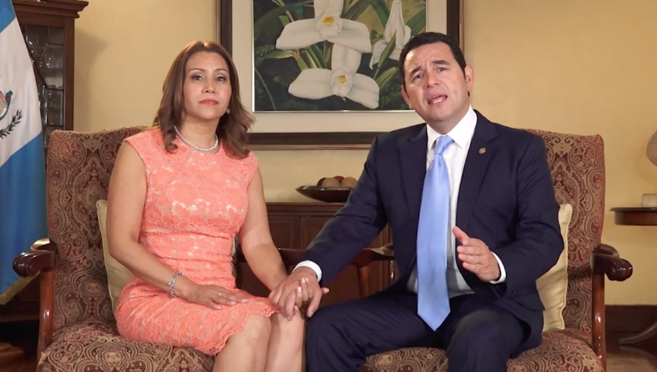 El presidente Jimmy Morales, acompañado de su esposa Patricia de Morales, se pronuncia luego de que su hijo fue absuelto. (Foto: Captura de pantalla)