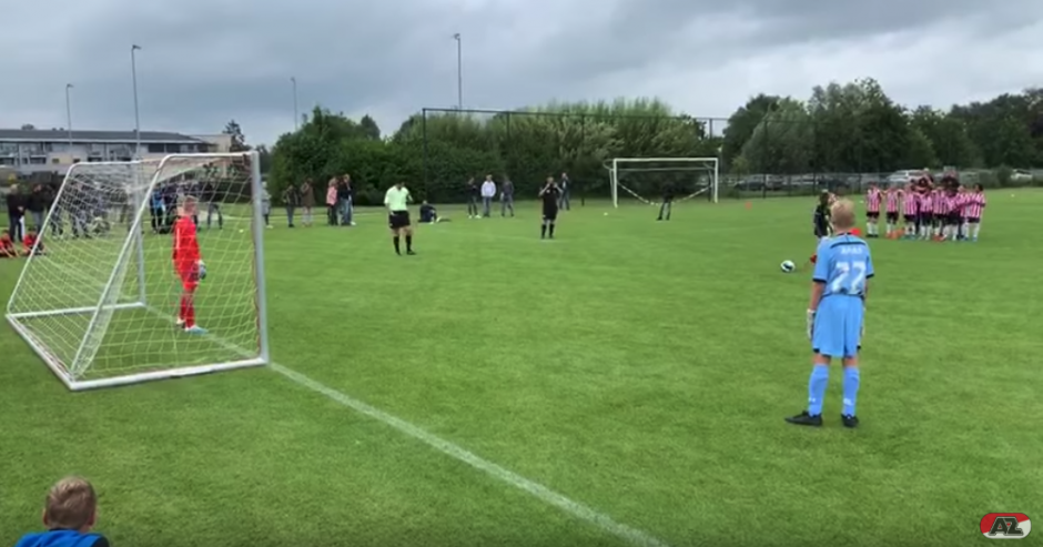 El errático tiro terminó por ingresar a la portería y abrió el camino para la victoria del AZ Alkmaar. (Captura Pantalla)