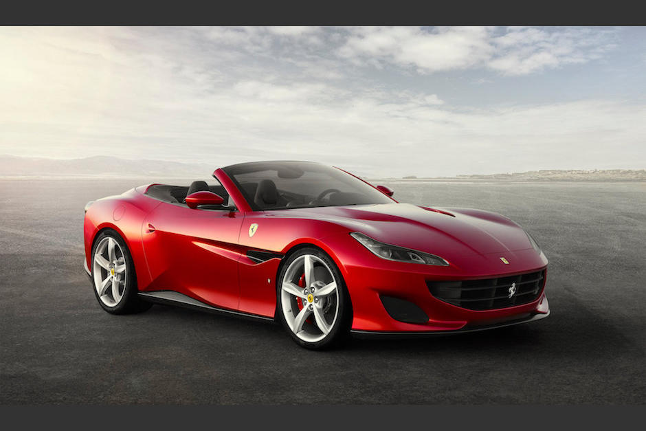 Una mujer desnuda a bordo de un Ferrari provocó escandalo en una de las calles más transitadas de Ibiza.(Foto: Digital)