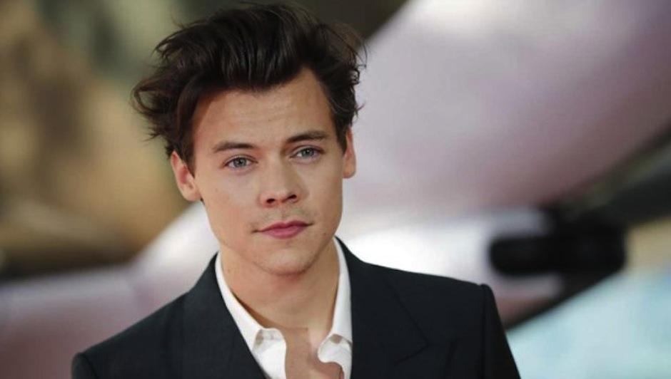 Harry Styles luci&oacute; su cuerpazo sin camisa. (Foto: AFP)&nbsp;