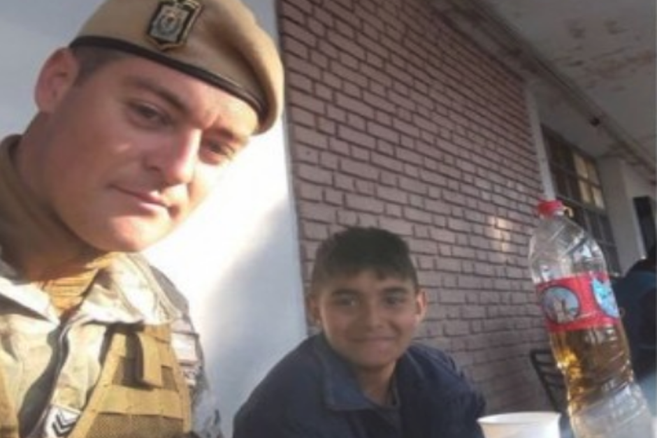 Niño cuida carros compartió su almuerzo con un militar y el noble gesto se hizo viral. (Foto: Facebook)