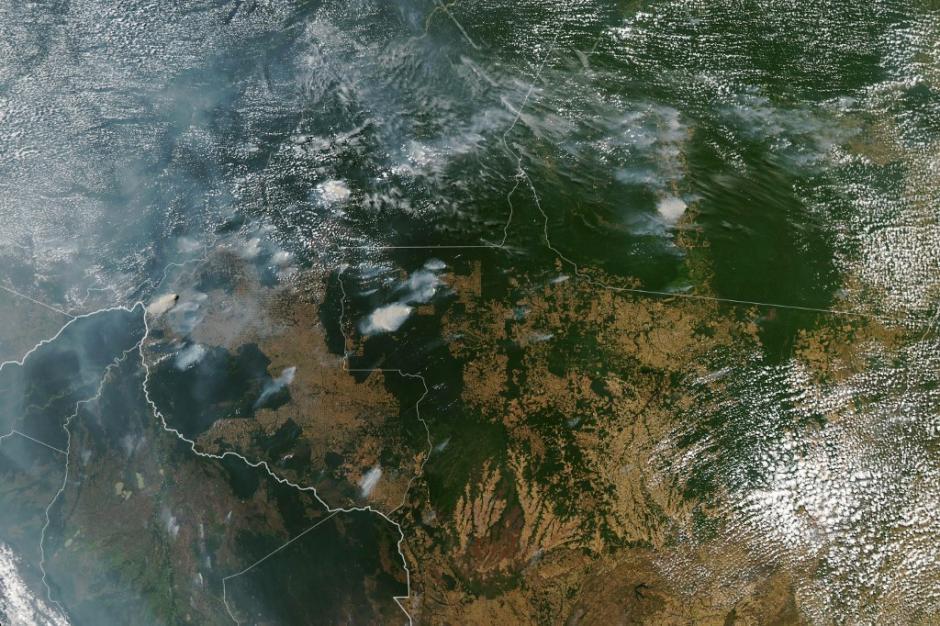 La NASA ha podido captar las im&aacute;genes desde sus sat&eacute;lites y muestra el avance del pavoroso incendio en Brasil. (Foto: AFP)