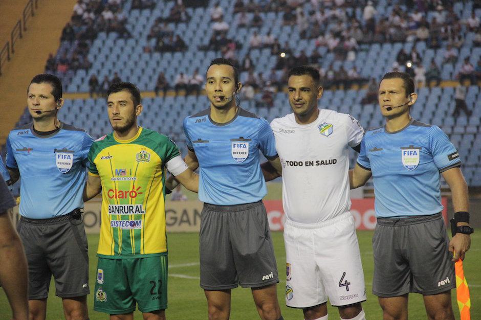 Miguel Umaña y Wilson Pineda los capitanes en el partido de Comunicaciones ante Guastatoya. (Foto: Javier del Cid)