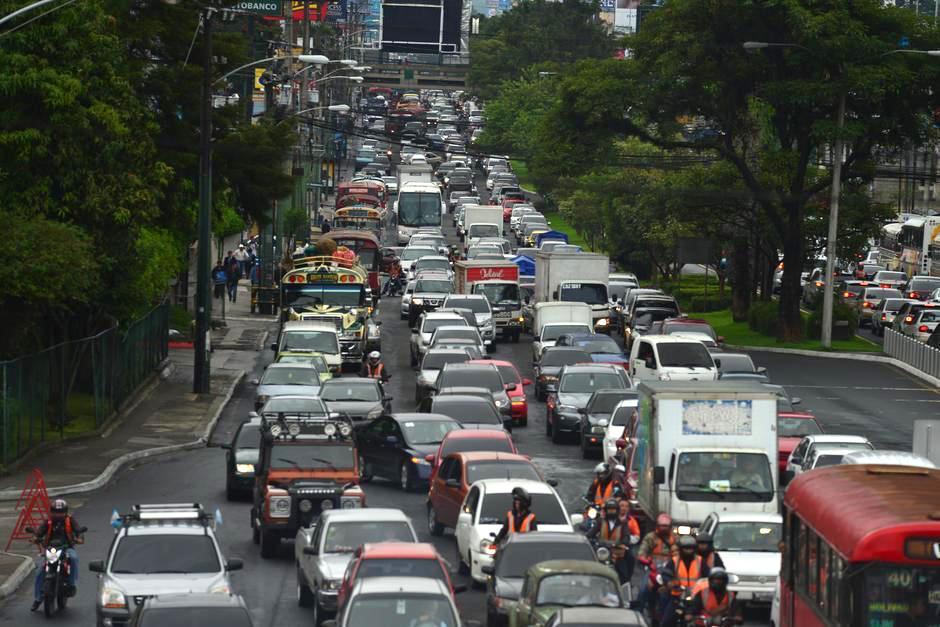 Una manifestaci&oacute;n y la lluvia complican el tr&aacute;fico en la Ciudad de Guatemala. (Foto: Archivo/Soy502)