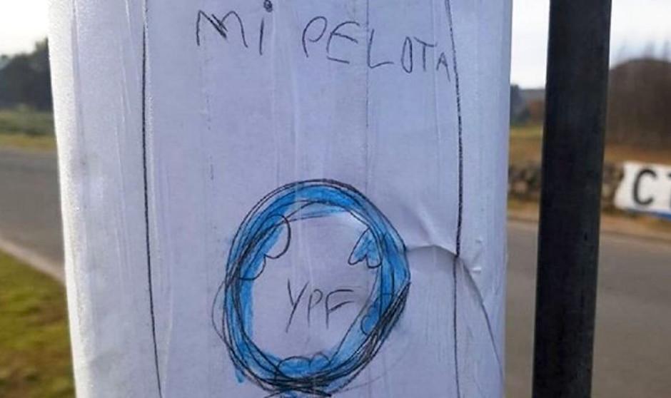 Un ni&ntilde;o peg&oacute; carteles en las calles para recuperar su bal&oacute;n de f&uacute;tbol perdido. (Foto: Facebook)
