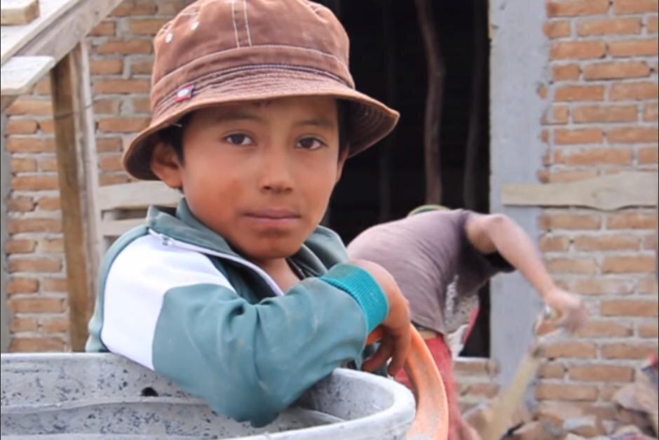 Paco, el niño albañil recibiría una beca universitaria para cumplir su sueño de ser arquitecto. (Foto: 24 horas)