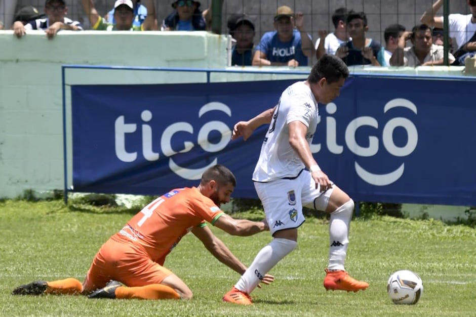 Robin Betancouth cuida el balón ante la marca de un rival. (Foto: Nuestro Diario)