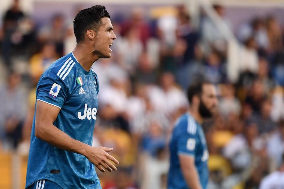 Cristiano Ronaldo se molestó después que el árbitro anulara la acción de su gol. (Foto: AFP)