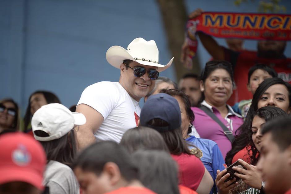 Neto Bran se tomó varias "selfies" con aficionados de Municipal. (Foto: Wilder López/Soy502)
