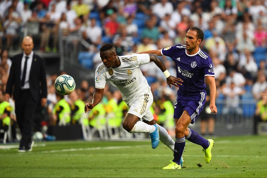 Vinicíus intenta conducir el balón durante el partido del Madrid ante el Valladolid. (Foto: AFP)