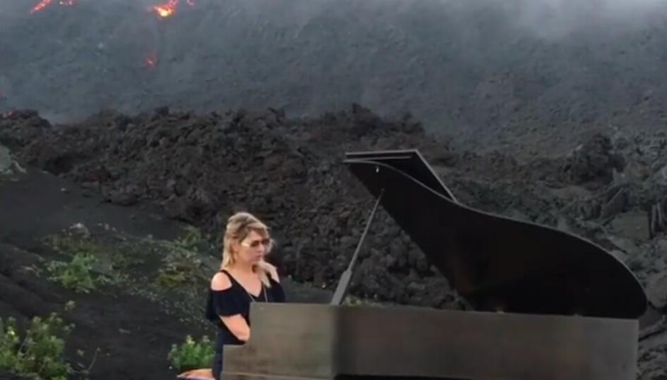 Muchas son las preguntas acerca de la misteriosa pianista que brindó un recital en pleno volcán de Pacaya. (Foto: Captura de pantalla)&nbsp;
