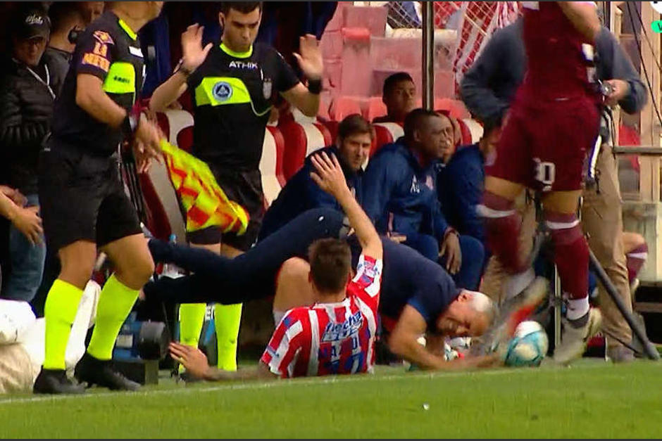 Nicolás Mazzola derribó a su técnico Leonardo Madelón en pleno partido. (Foto: Captura de video)