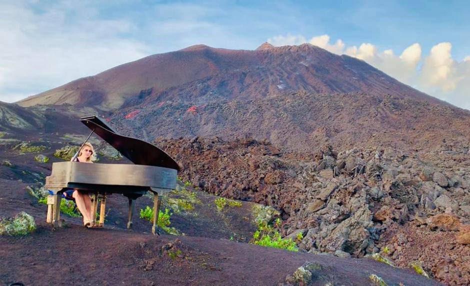 Evalina de Lian es una artista que lleva su arte a lugares poco imaginables para ejecutar bellas piezas a ritmo de piano. (Foto: Evalina de Lian)