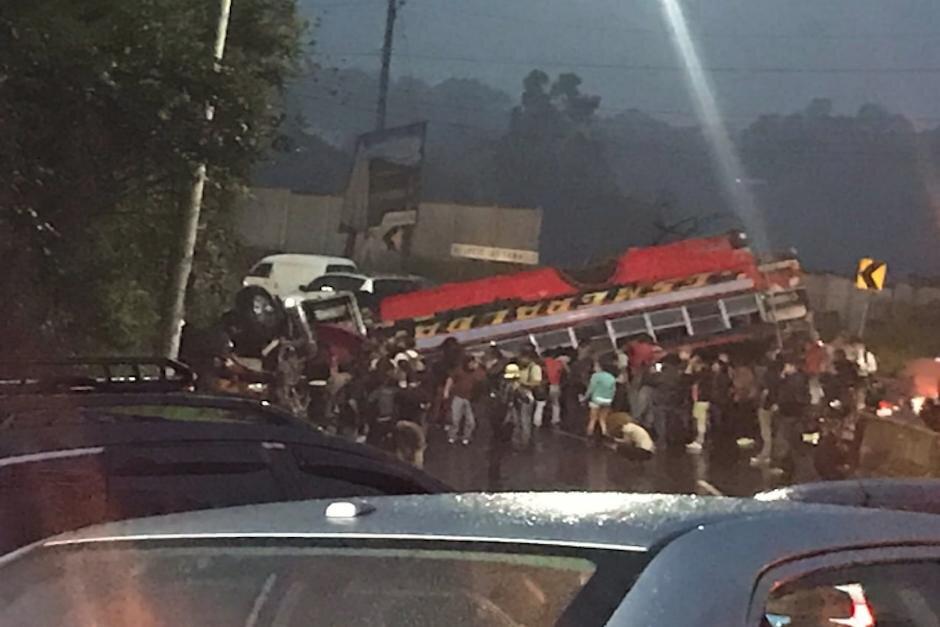 Busazo en carretera al Pac&iacute;fico agudiza el tr&aacute;fico rumbo al sur. (Foto: Que pasa sur)