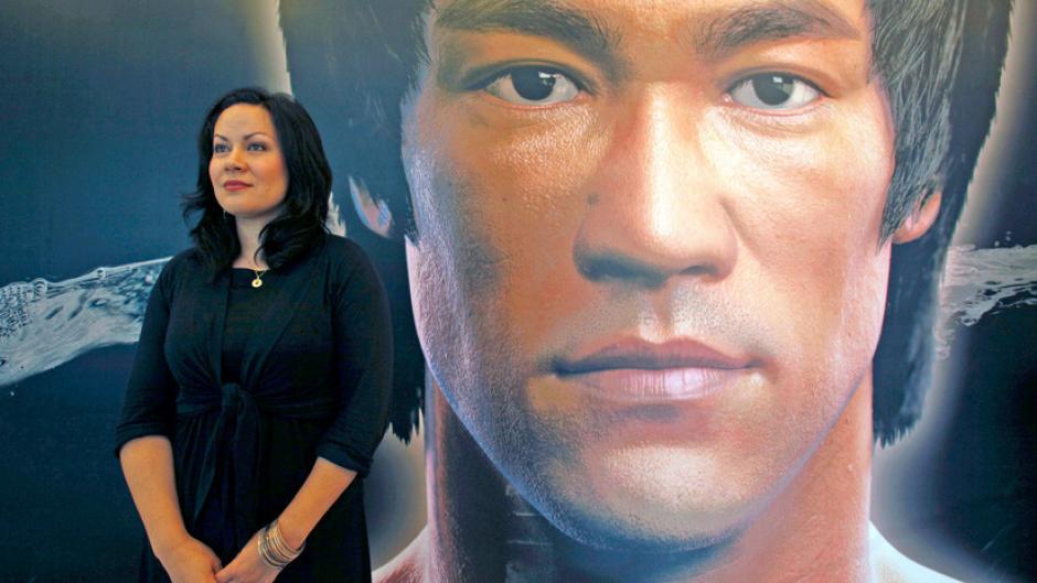 Shannon Lee, hija del actor, respondió al cineasta luego de retratar a su padre como un tipo arrogante. (Foto: RT)