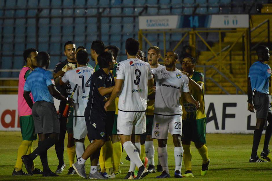 Una discusión dentro de la cancha terminó en los camerinos. (Foto: Rudy Martínez/Soy502)