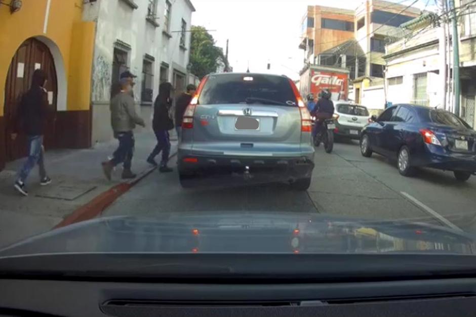 El asalto se registró en la segunda avenida y once calle de la zona 1. (Foto: captura de pantalla)