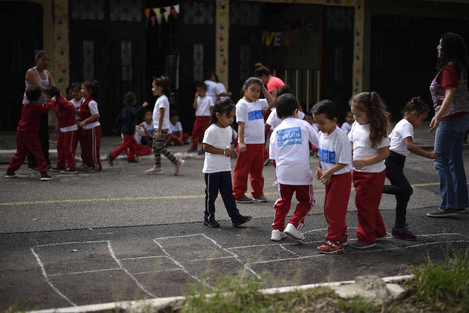 Los ni&ntilde;os salen a la calle para recibir su clase de f&iacute;sica (Foto: Archivo/Soy502)