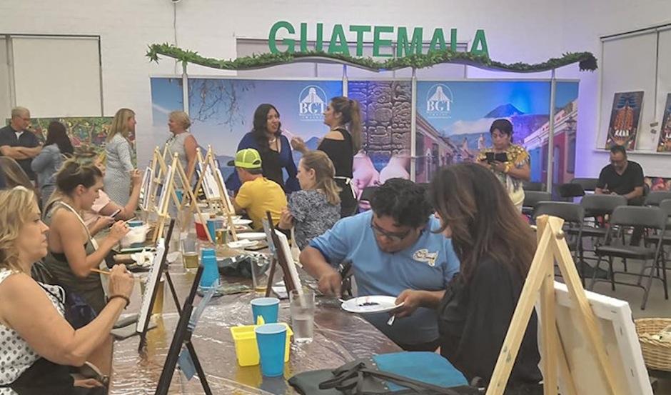 Guatemaltecos mostraron sus t&eacute;cnicas de pintura en los &Aacute;ngeles. (Foto: Facebook)&nbsp;