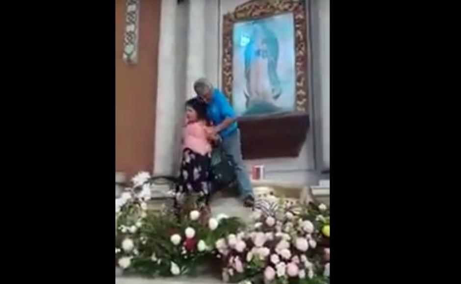 La mujer fue detenida por algunos feligreses para evitar que da&ntilde;ara el patrimonio del recinto religioso. (Captura Video)