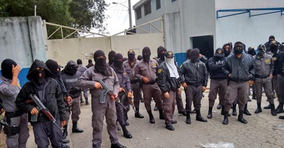 Guardias del Sistema Penitenciario piden ser incluidos en el aumento salarial que se concedió a miembros de la Policía Nacional Civil. (Foto: Facebook Eliú Nuila)