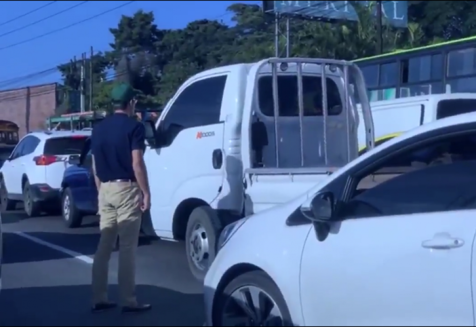 Los videos de peleas en el tránsito se están convirtiendo en algo frecuente. (Foto: captura de pantalla)