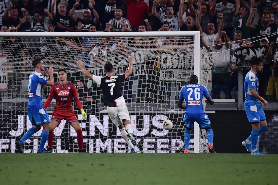 Cristiano Ronaldo celebra, mientras Koulibaly se empieza a lamentar. (Foto: AFP)