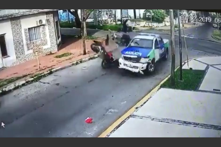 La autopatrulla embiste a los delincuentes. (Foto: captura pantalla)&nbsp;