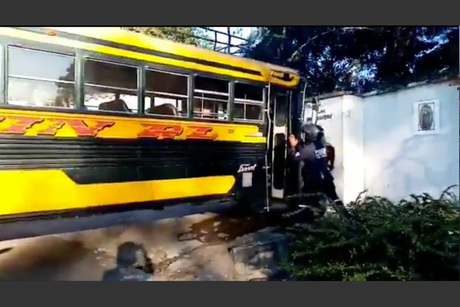 El bus de Villa Nueva se choc&oacute; en una residencia. (Foto: captura de pantalla)&nbsp;