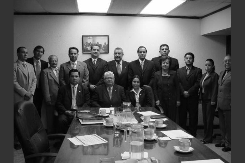 Harris Whitbeck Pi&ntilde;ol (al centro de la fotograf&iacute;a) falleci&oacute; este mi&eacute;rcoles a los 86 a&ntilde;os. (Foto: Facebook / Jorge Mario Andrino)