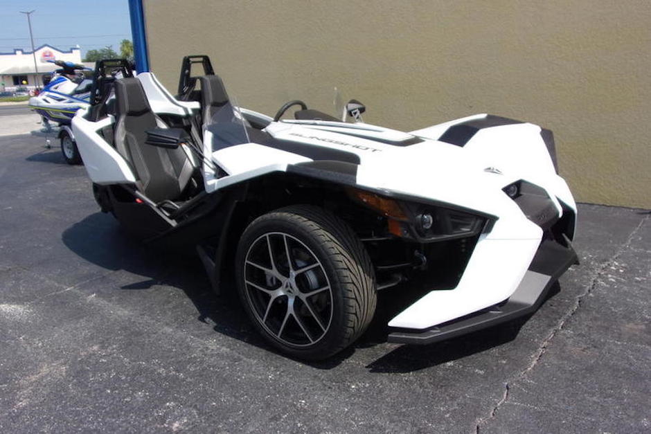 Durante el tiroteo donde estaba involucrado un automóvil como el de la foto, murió una mujer y resultó herido un hombre. (Foto:skypowersportsportrichey)