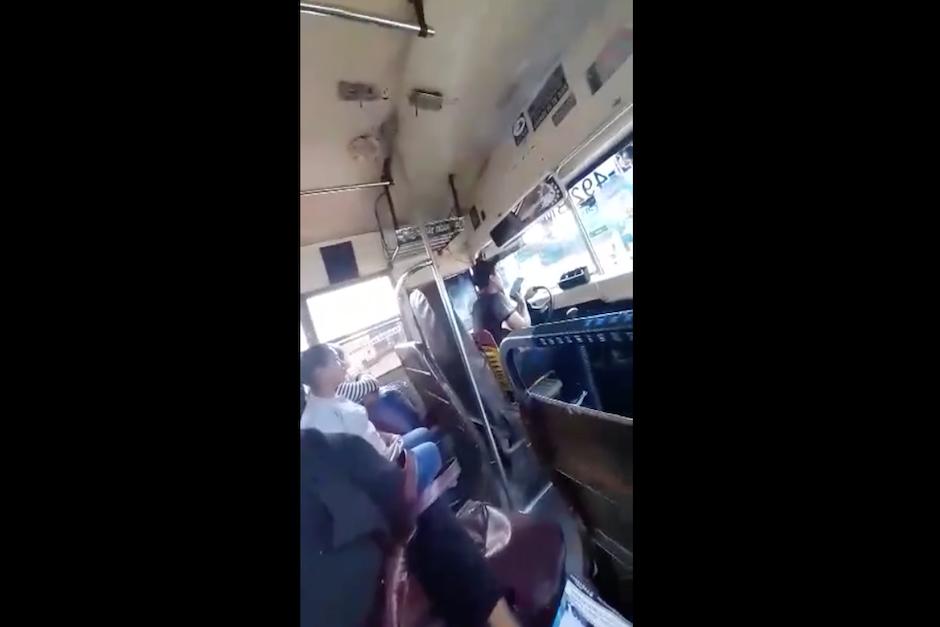 La Ley de Tr&aacute;nsito establece en su art&iacute;culo 180 una multa de Q100 por hablar por tel&eacute;fono mientras se conduce (Foto: captura de pantalla)