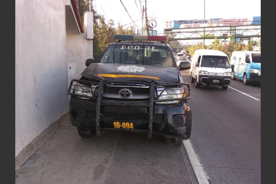 El veh&iacute;culo de las fuerzas de seguridad se vio involucrada en este m&uacute;ltiple choque en la carretera hacia San Lucas Sacatep&eacute;quez. (Foto: Emixtra)