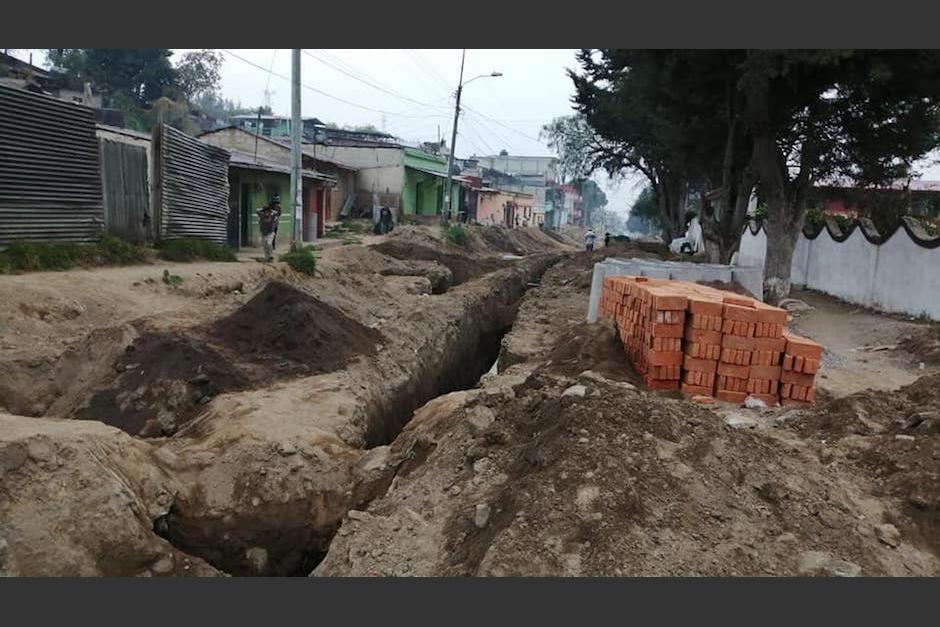 Fue necesario usar un tractor para sacar al veh&iacute;culo del &aacute;rea. (Foto: Stereo100)