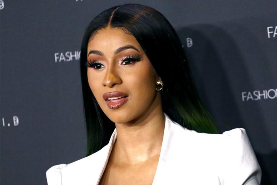 Sin maquillaje y rumbo a su primera parada en el continente Africano, Nigeria, Cardi B no perdi&oacute; la oportunidad de mostrar sus mejores movimientos. (Foto: Vanidades).