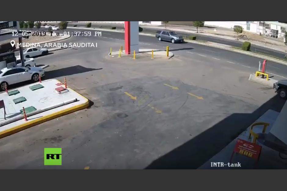 El estallido caus&oacute; grandes da&ntilde;os materiales y a los veh&iacute;culos que estaba parqueados all&iacute;. (Foto: captura de Youtube).