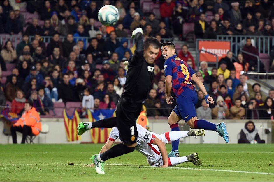 Luis Suárez inicia su festejo, mientras el portero es sobrepasado por el balón. (Foto: AFP)