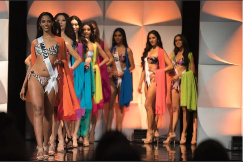 La ceremonia comenz&oacute; con la presentaci&oacute;n de cada una de las aspirantes y luego desfilaron en bikini, con tacones y una gran tela en la espalda a modo de capa. (Foto: Infobae)