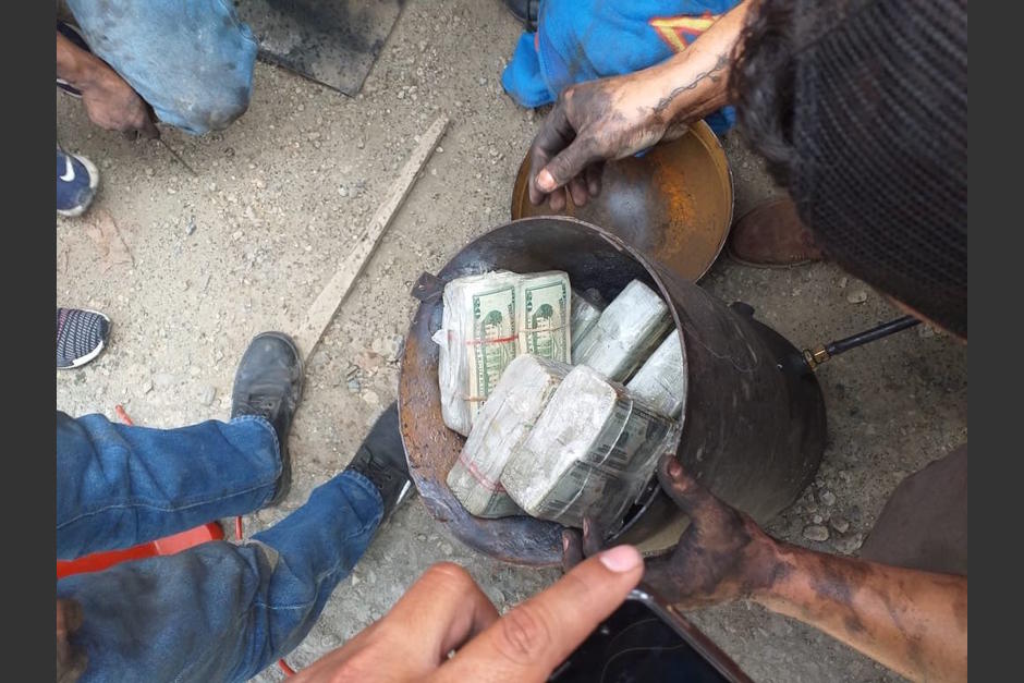 El dinero era trasladado en una de las piezas del camión. (Foto: PNC)